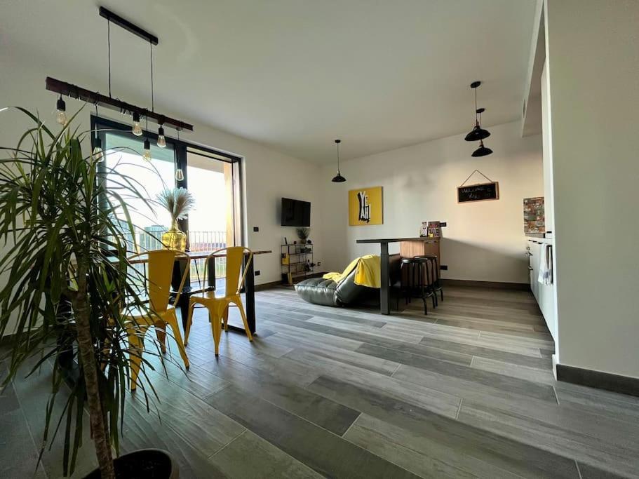 Yellow Uptown 70 - Fiera Milano بيرو المظهر الخارجي الصورة